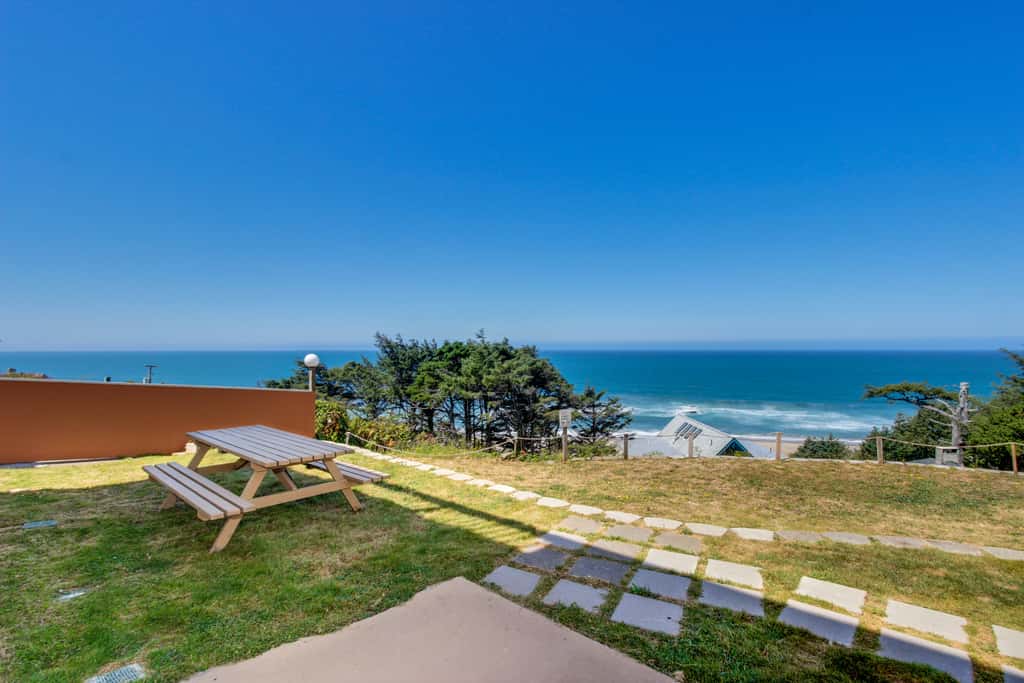 Upper Level Oceanview Studio Near the Beach Free WiFi Dogs Welcome