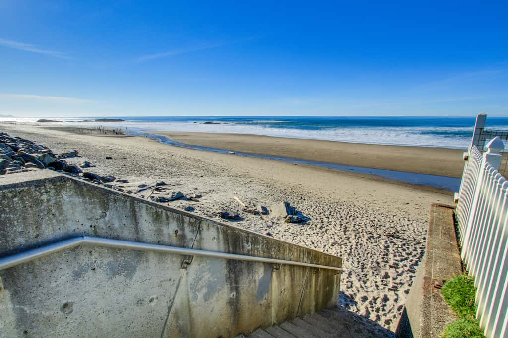 Upper Level Oceanview Studio Near the Beach Free WiFi Dogs Welcome