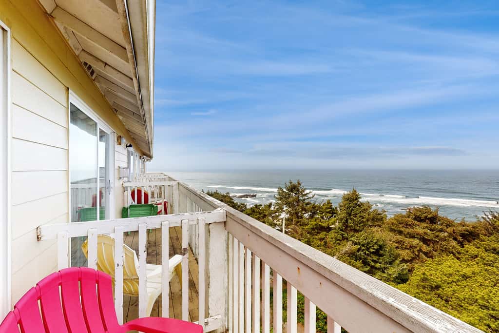 Upper Level Studio with Balcony Dog Friendly and Great Ocean Views