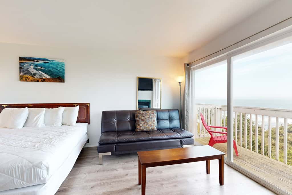 Upper Level Studio with Balcony Dog Friendly and Great Ocean Views