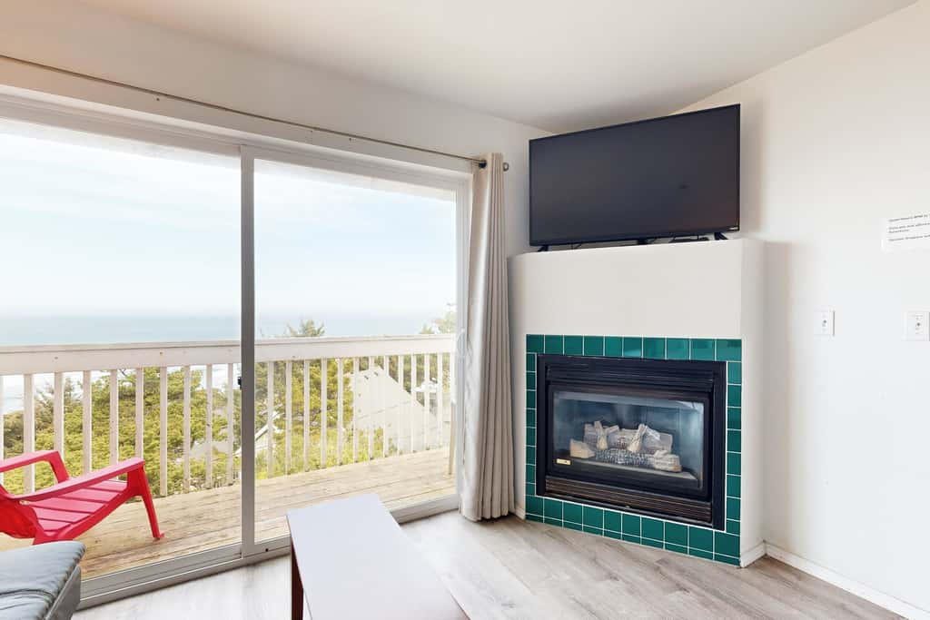 Upper Level Studio with Balcony Dog Friendly and Great Ocean Views