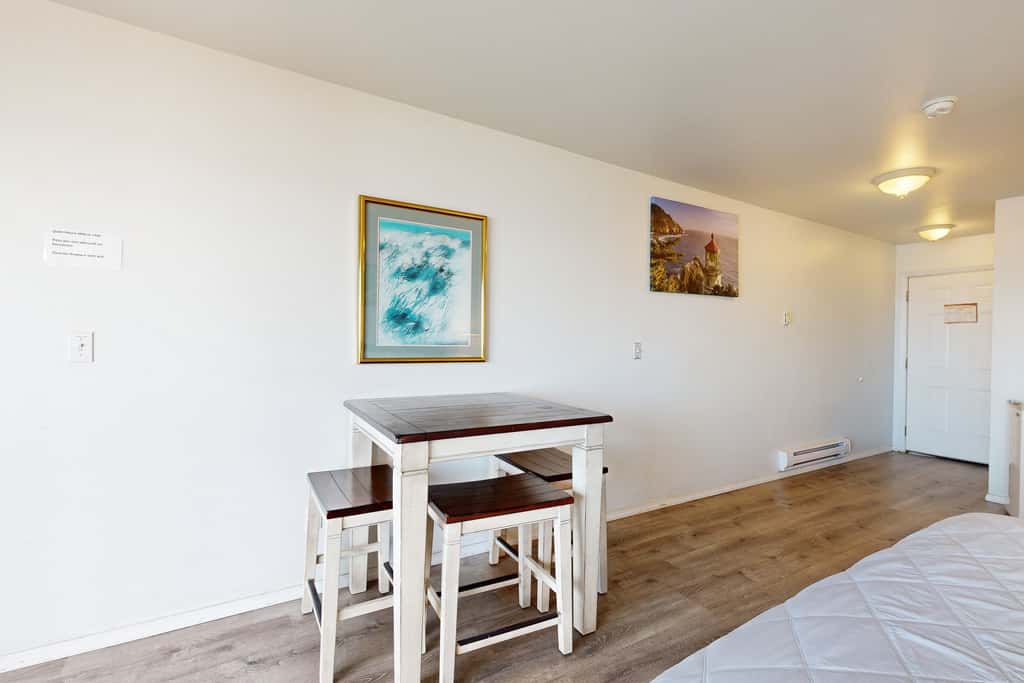 Upper Level Studio with Balcony Dog Friendly and Great Ocean Views