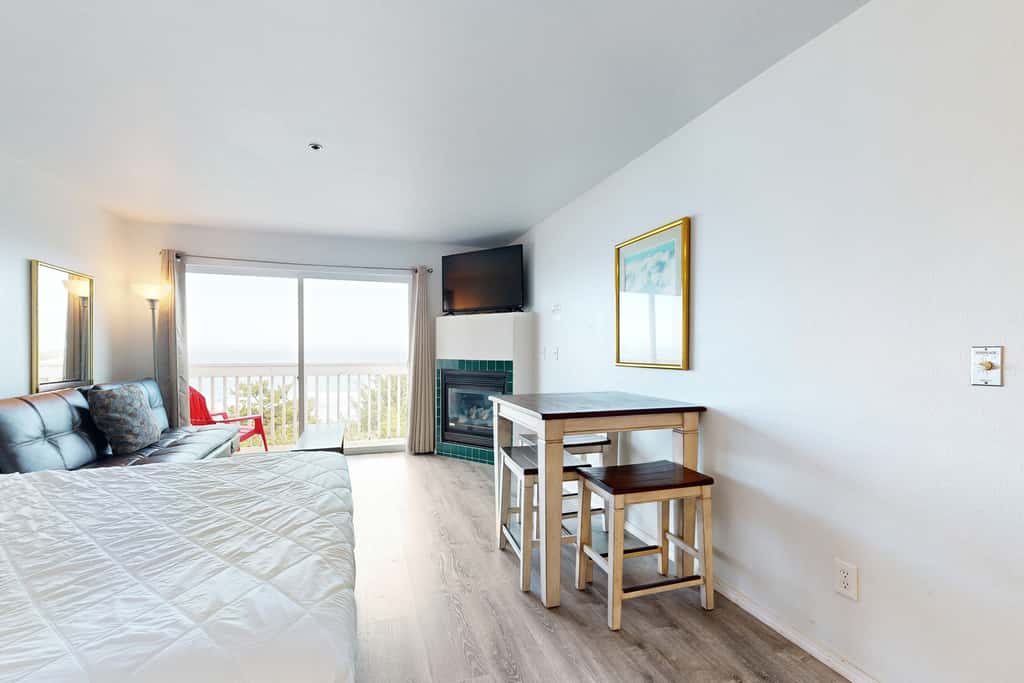 Upper Level Studio with Balcony Dog Friendly and Great Ocean Views