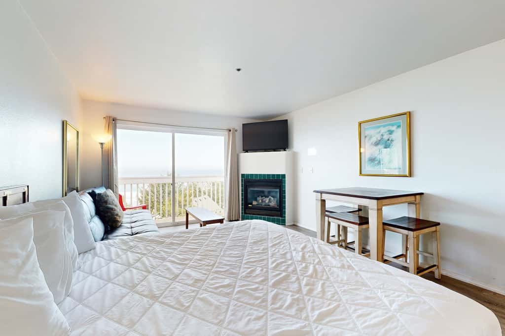 Upper Level Studio with Balcony Dog Friendly and Great Ocean Views