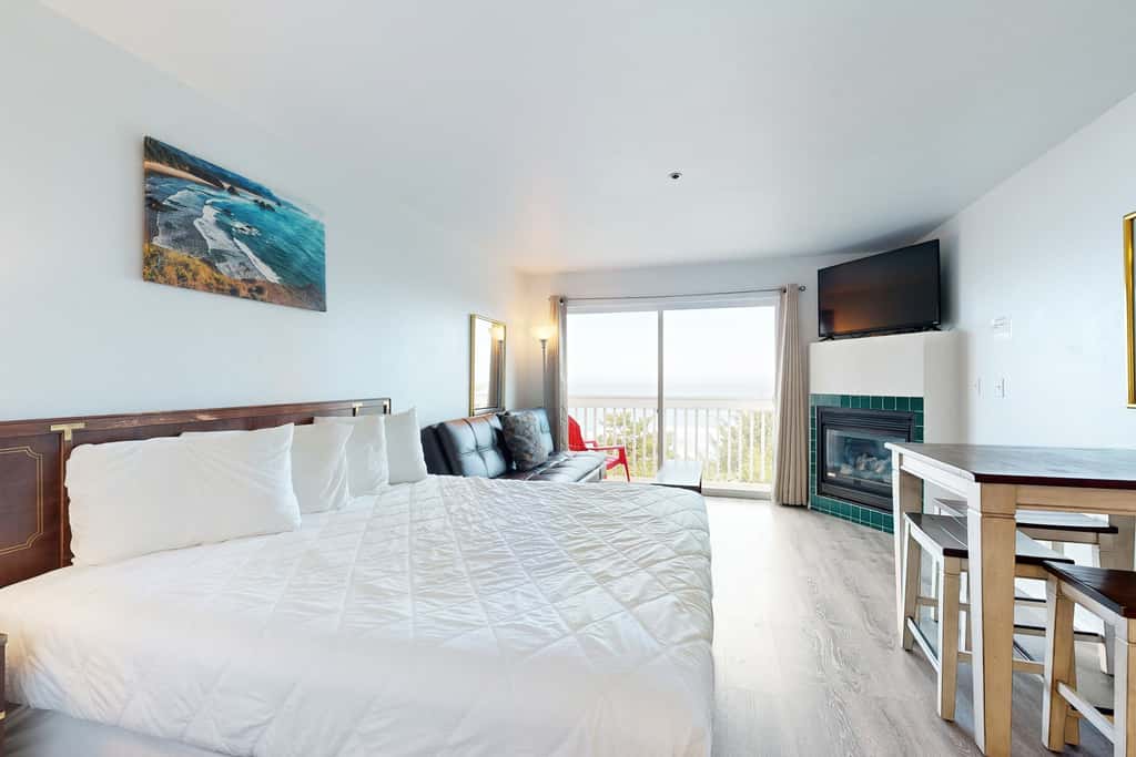 Upper Level Studio with Balcony Dog Friendly and Great Ocean Views