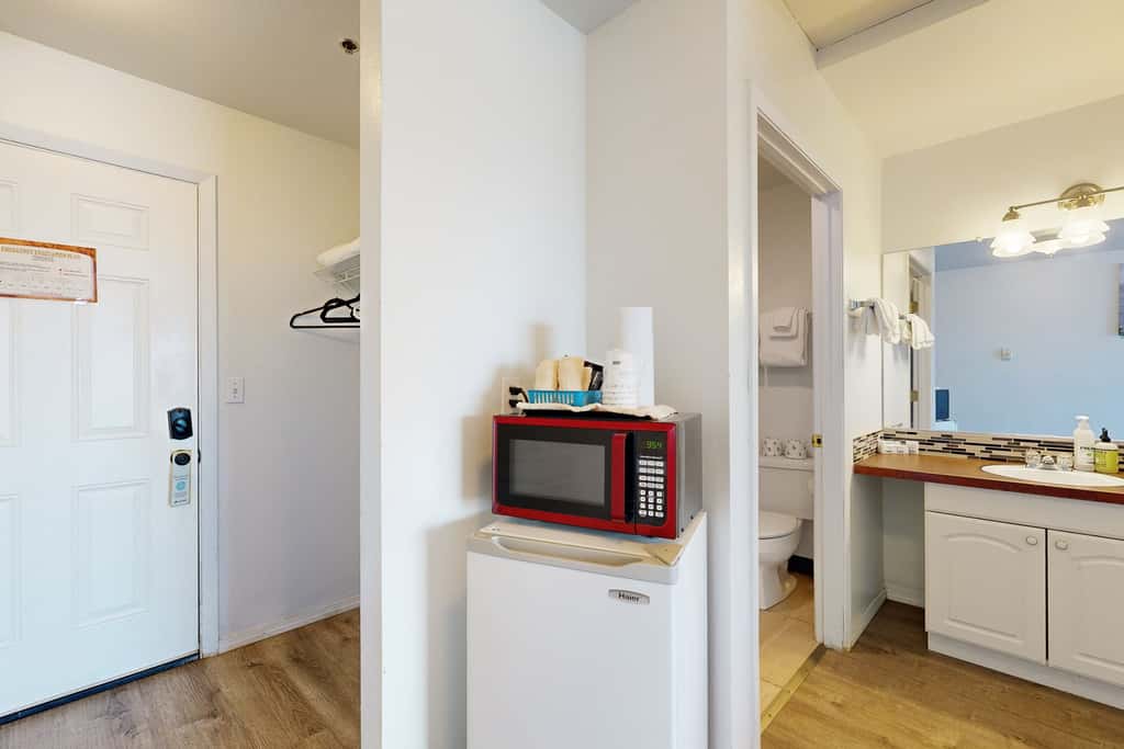Upper Level Studio with Balcony Dog Friendly and Great Ocean Views