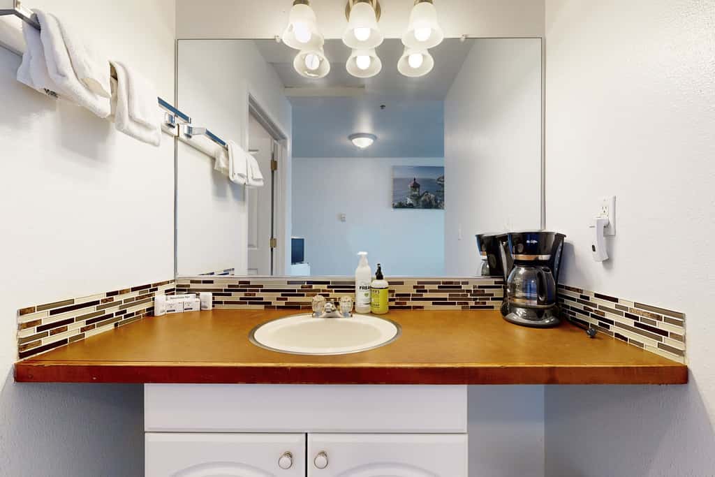 Upper Level Studio with Balcony Dog Friendly and Great Ocean Views