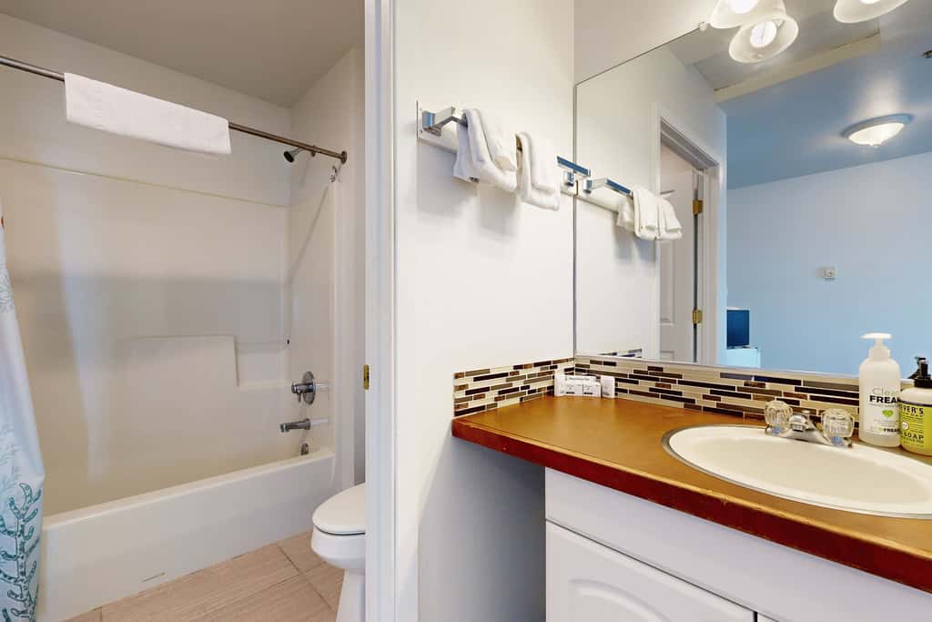 Upper Level Studio with Balcony Dog Friendly and Great Ocean Views