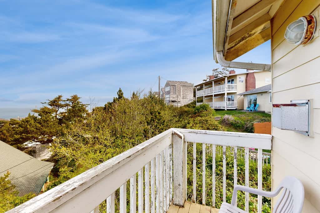Upper Level Studio with Balcony Dog Friendly and Great Ocean Views