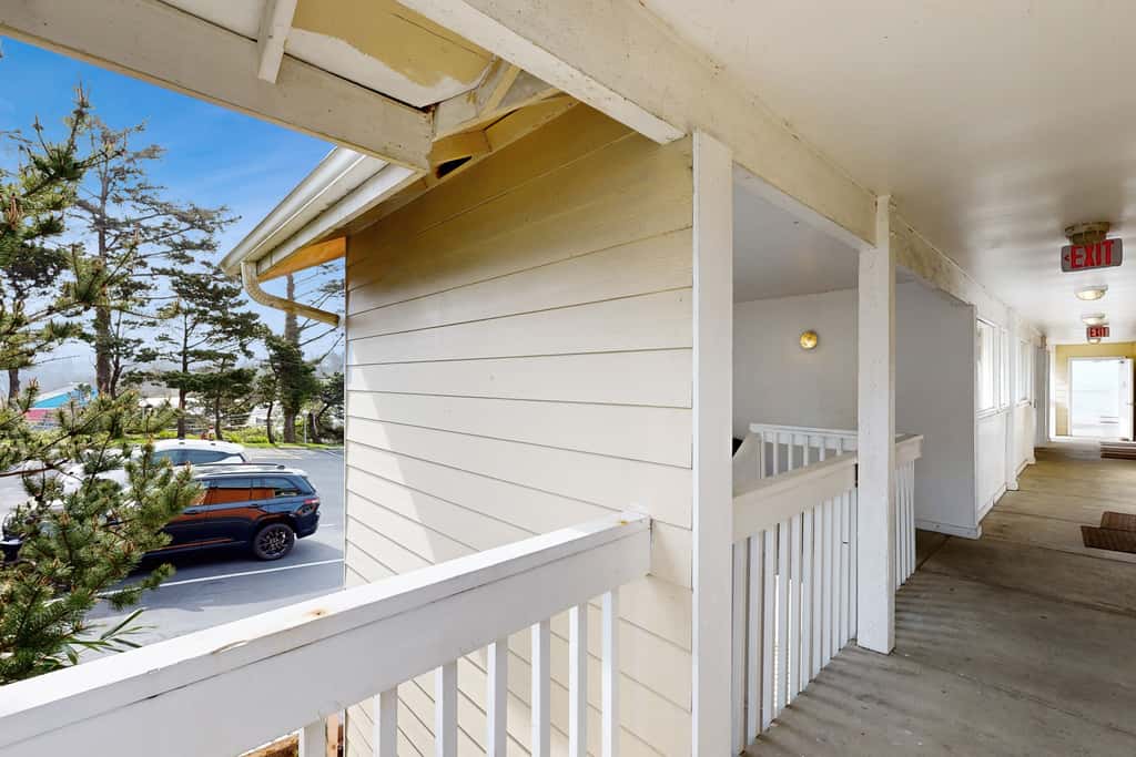 Upper Level Studio with Balcony Dog Friendly and Great Ocean Views