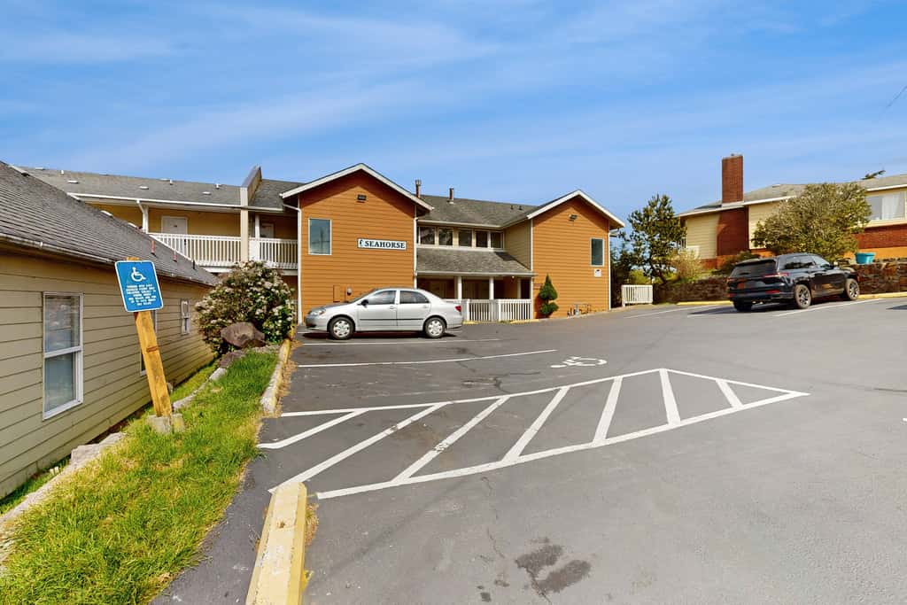 Upper Level Studio with Balcony Dog Friendly and Great Ocean Views