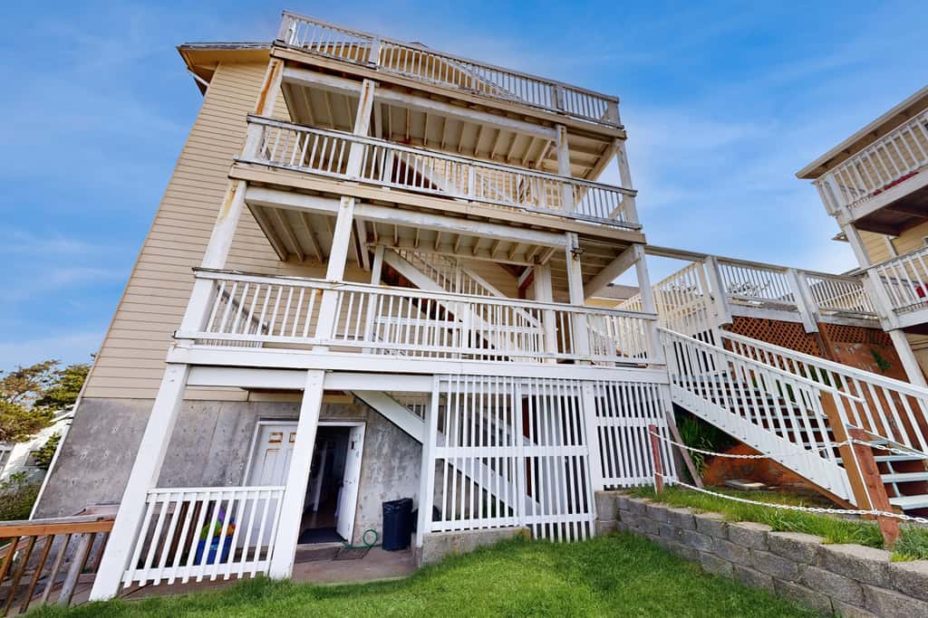 Upper Level Studio with Balcony Dog Friendly and Great Ocean Views