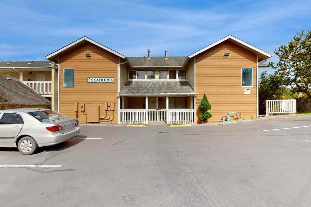 Upper Level Studio with Balcony Dog Friendly and Great Ocean Views