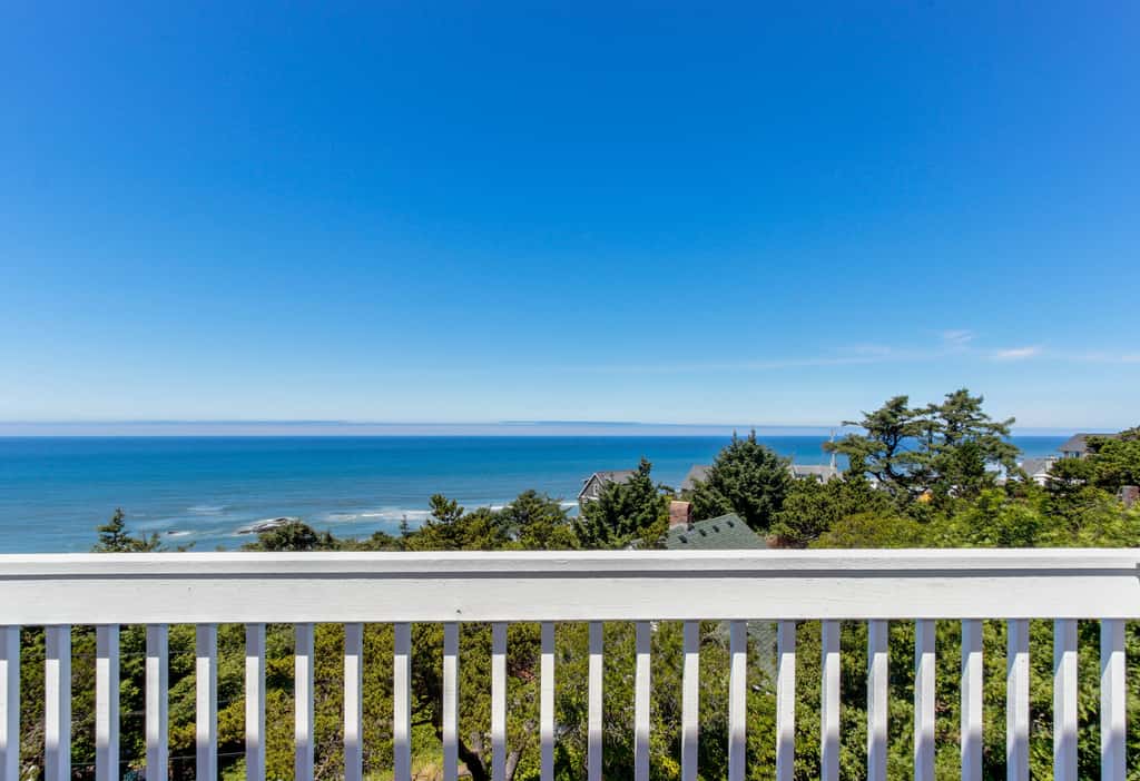 Upper Level Studio with Balcony Dog Friendly and Great Ocean Views