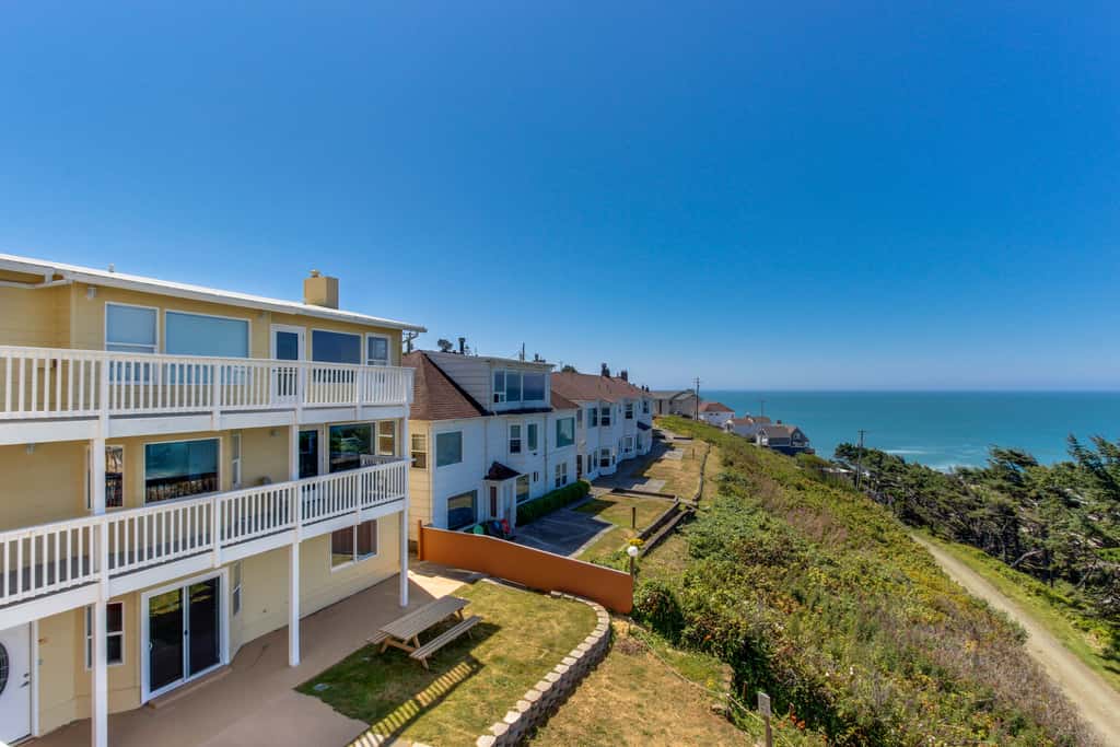 Upper Level Studio with Balcony Dog Friendly and Great Ocean Views