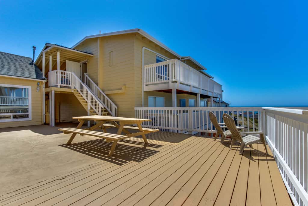 Upper Level Studio with Balcony Dog Friendly and Great Ocean Views