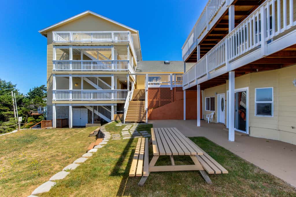 Upper Level Studio with Balcony Dog Friendly and Great Ocean Views