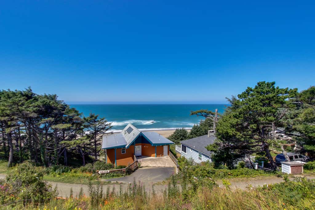 Upper Level Studio with Balcony Dog Friendly and Great Ocean Views