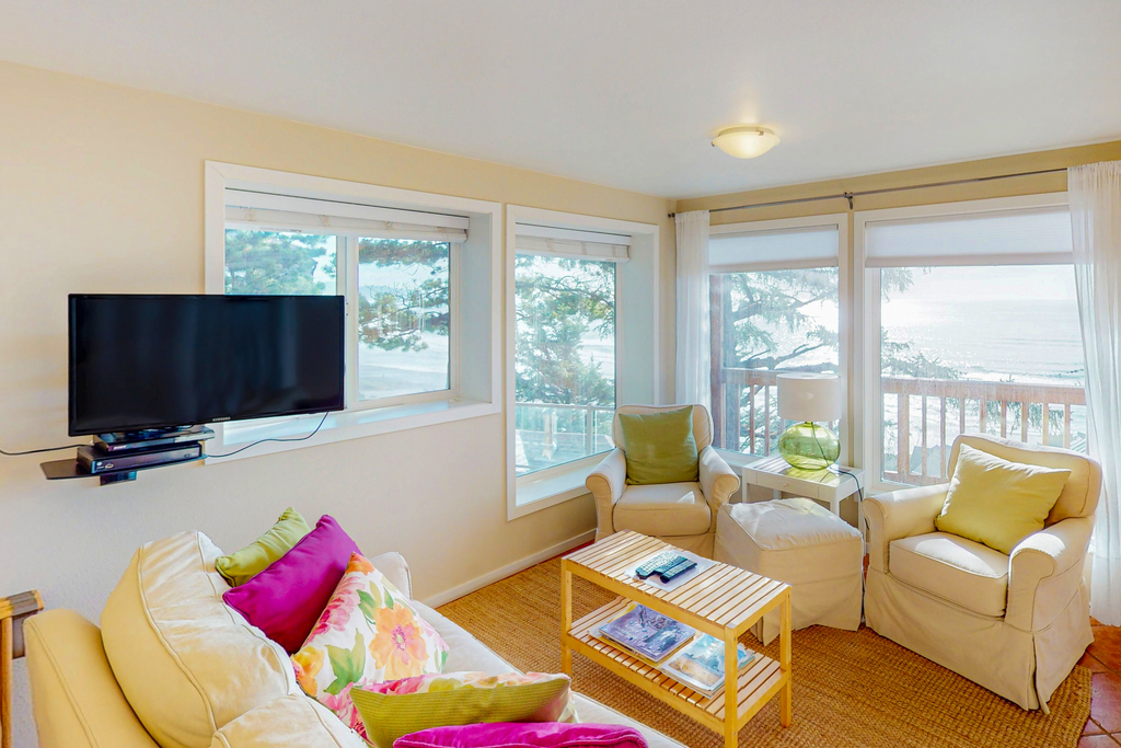 Perfect oceanside getaway with magnificent ocean views and beach nearby