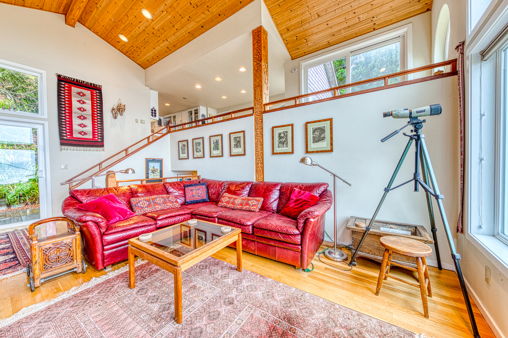 Hillside home with exceptional ocean view near the beach dog friendly