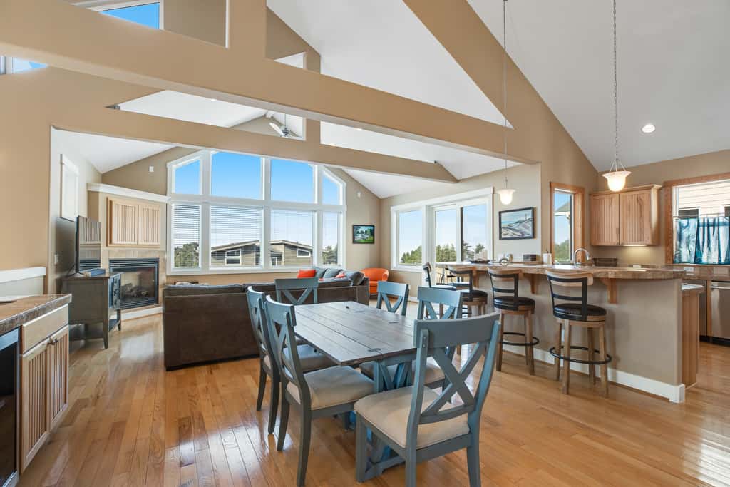 Dog friendly beach home ideal for entertaining with 2 fireplaces and great kitchen