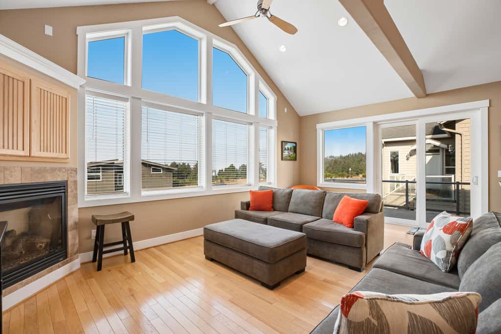 Dog friendly beach home ideal for entertaining with 2 fireplaces and great kitchen