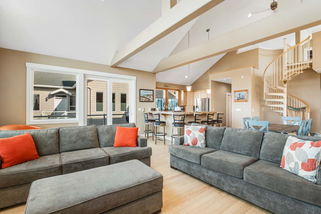 Dog friendly beach home ideal for entertaining with 2 fireplaces and great kitchen
