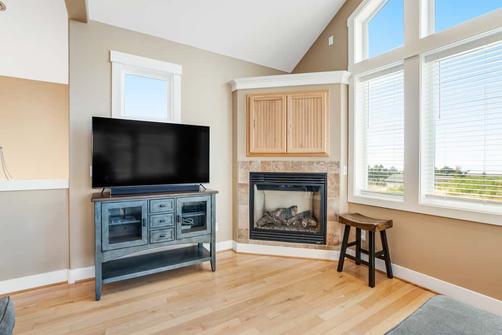 Dog friendly beach home ideal for entertaining with 2 fireplaces and great kitchen