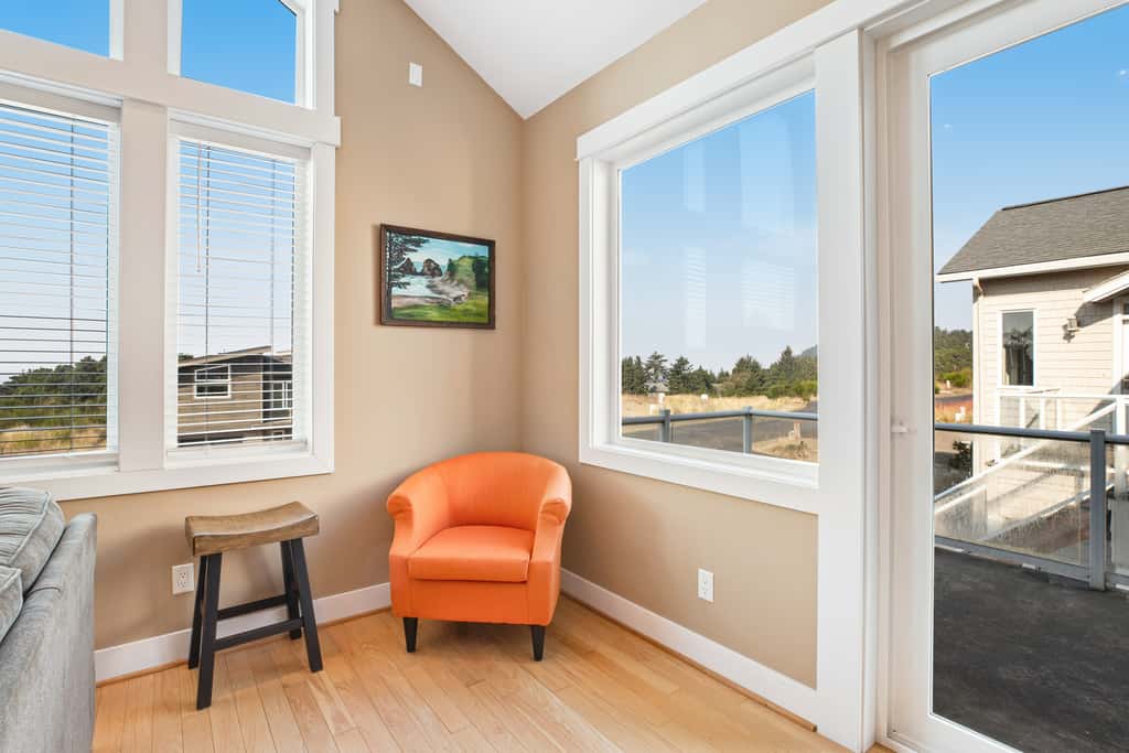 Dog friendly beach home ideal for entertaining with 2 fireplaces and great kitchen