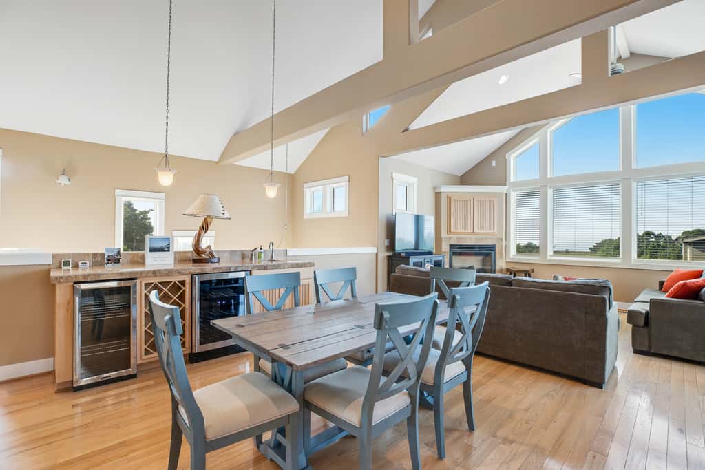 Dog friendly beach home ideal for entertaining with 2 fireplaces and great kitchen