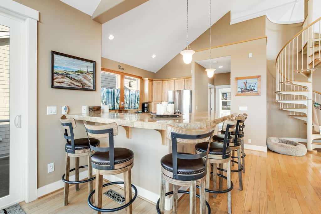 Dog friendly beach home ideal for entertaining with 2 fireplaces and great kitchen
