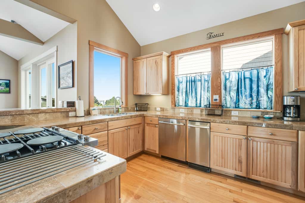 Dog friendly beach home ideal for entertaining with 2 fireplaces and great kitchen
