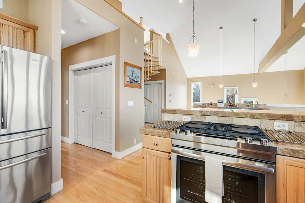 Dog friendly beach home ideal for entertaining with 2 fireplaces and great kitchen
