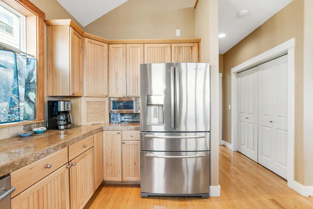 Dog friendly beach home ideal for entertaining with 2 fireplaces and great kitchen