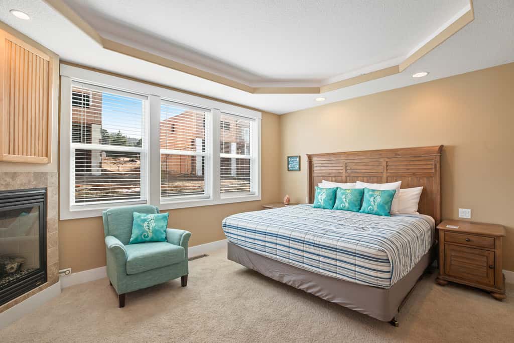 Dog friendly beach home ideal for entertaining with 2 fireplaces and great kitchen