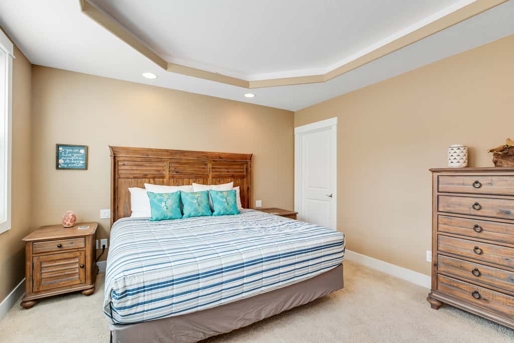 Dog friendly beach home ideal for entertaining with 2 fireplaces and great kitchen