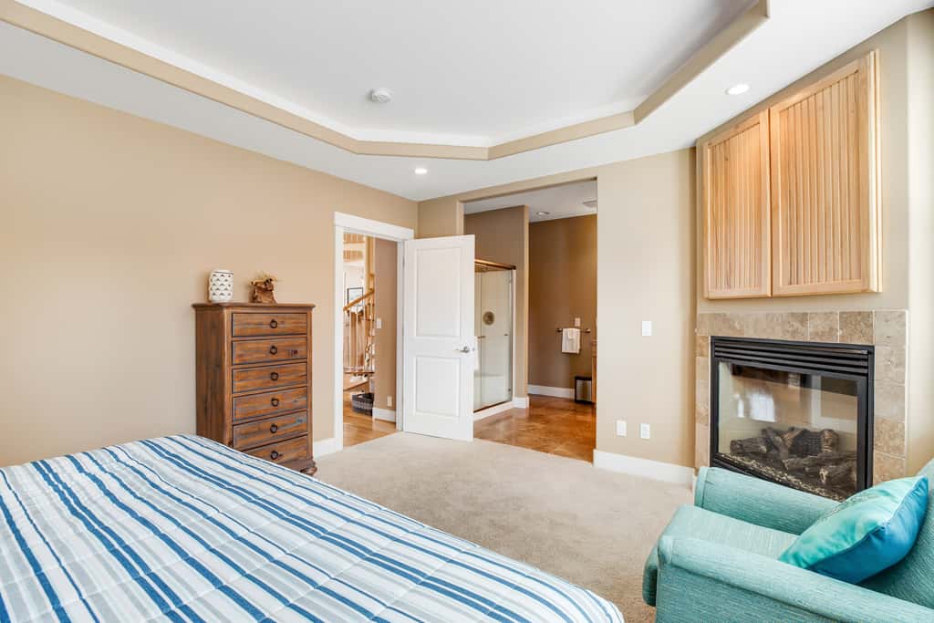 Dog friendly beach home ideal for entertaining with 2 fireplaces and great kitchen