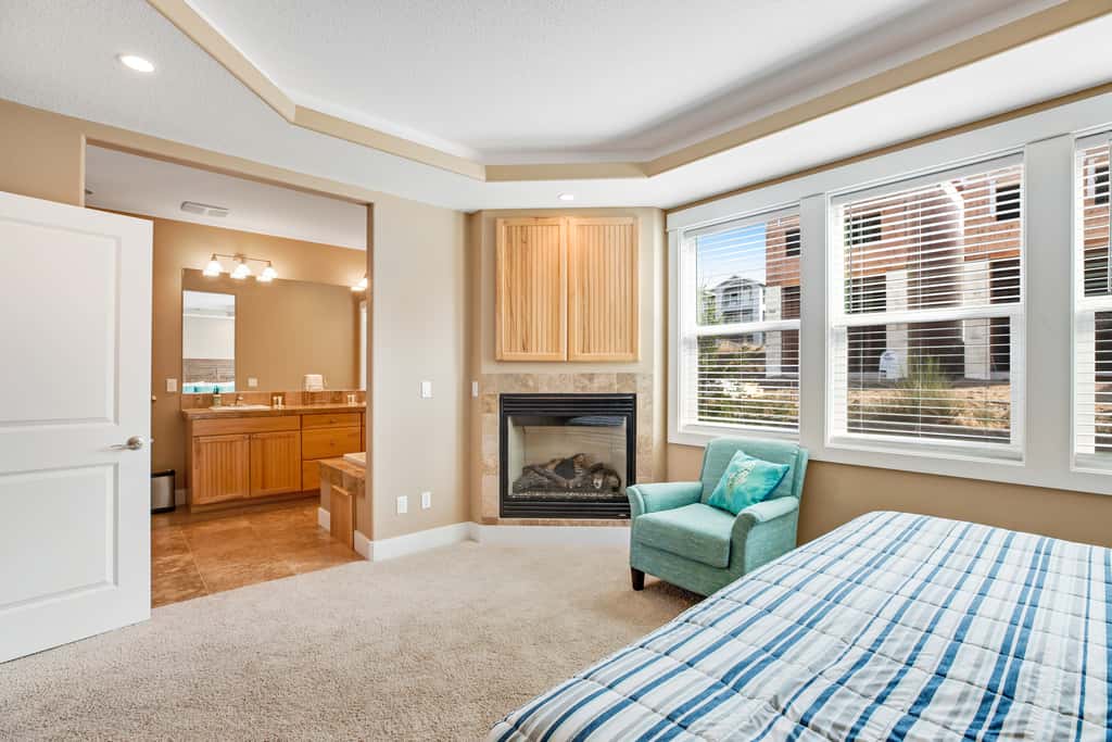 Dog friendly beach home ideal for entertaining with 2 fireplaces and great kitchen