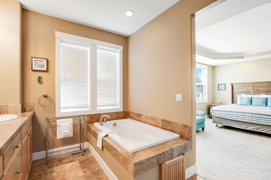 Dog friendly beach home ideal for entertaining with 2 fireplaces and great kitchen