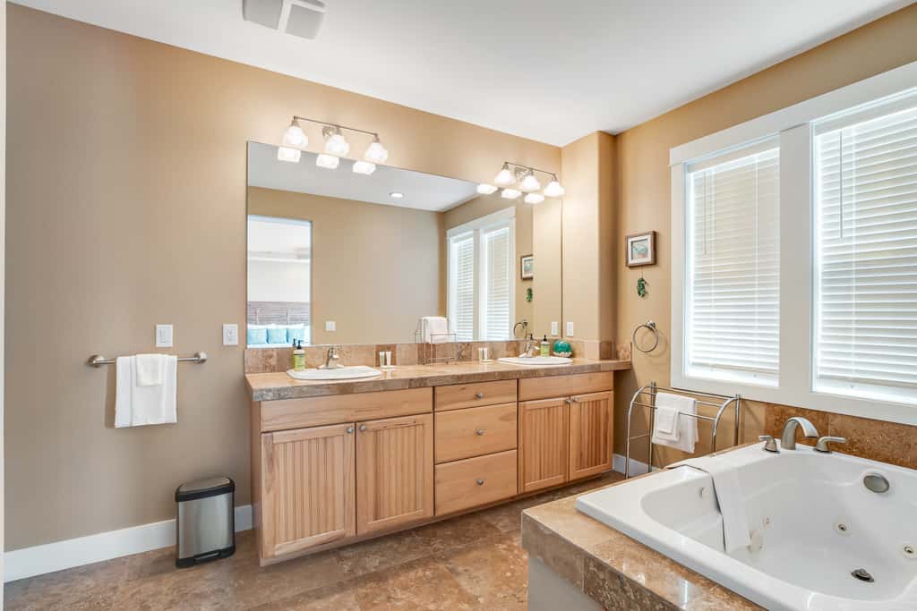 Dog friendly beach home ideal for entertaining with 2 fireplaces and great kitchen