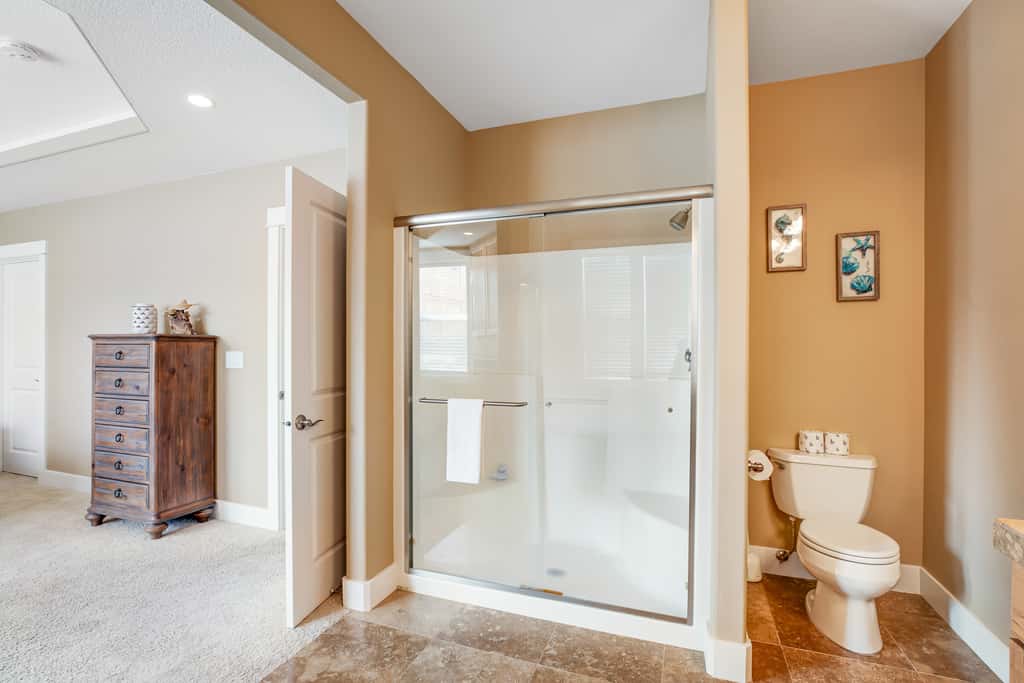 Dog friendly beach home ideal for entertaining with 2 fireplaces and great kitchen