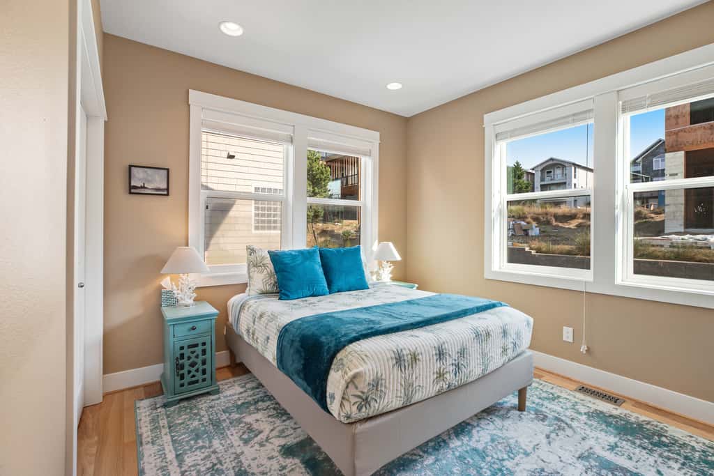 Dog friendly beach home ideal for entertaining with 2 fireplaces and great kitchen