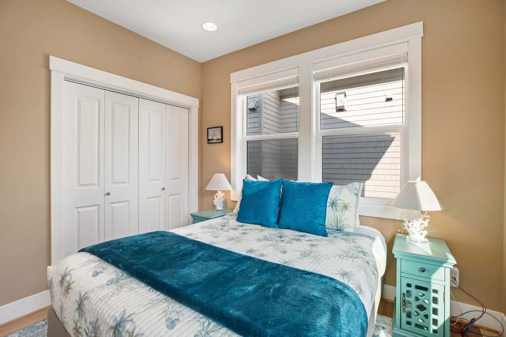 Dog friendly beach home ideal for entertaining with 2 fireplaces and great kitchen