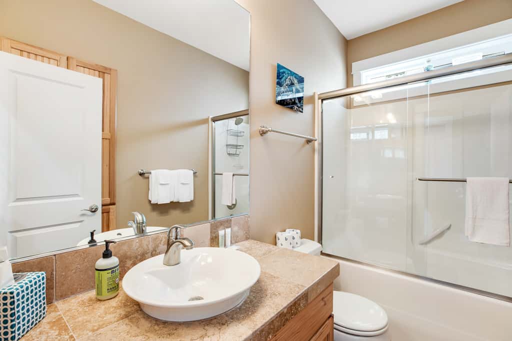 Dog friendly beach home ideal for entertaining with 2 fireplaces and great kitchen