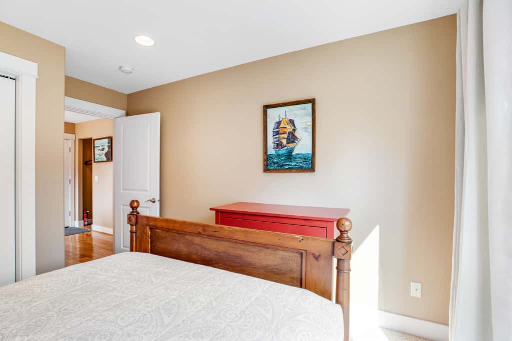 Dog friendly beach home ideal for entertaining with 2 fireplaces and great kitchen