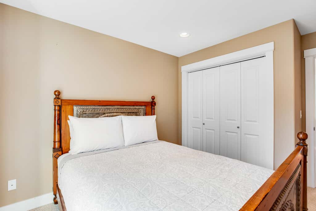 Dog friendly beach home ideal for entertaining with 2 fireplaces and great kitchen