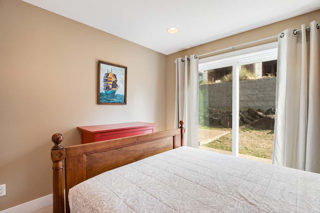 Dog friendly beach home ideal for entertaining with 2 fireplaces and great kitchen
