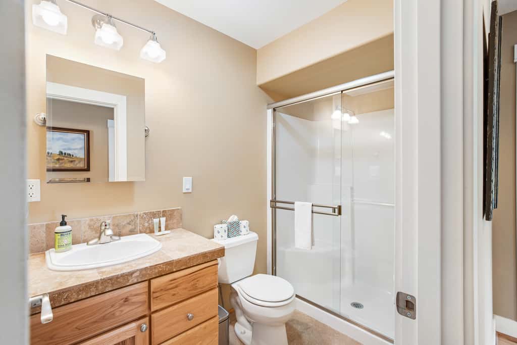 Dog friendly beach home ideal for entertaining with 2 fireplaces and great kitchen