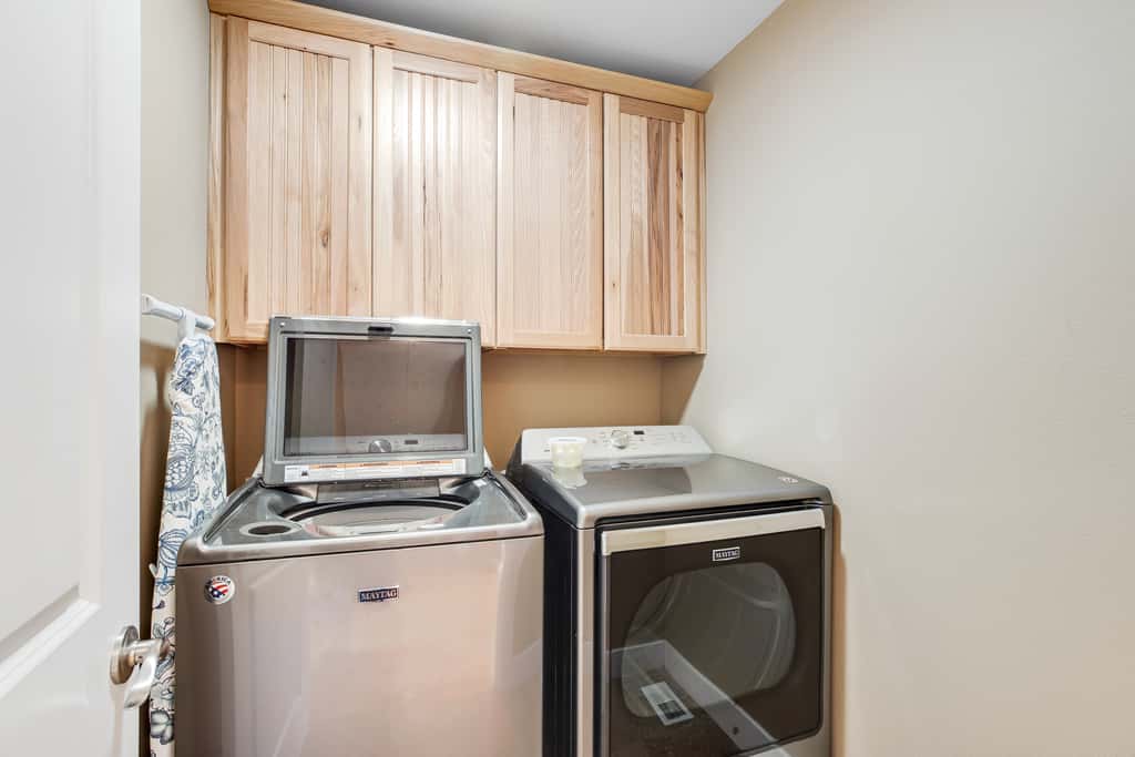 Dog friendly beach home ideal for entertaining with 2 fireplaces and great kitchen