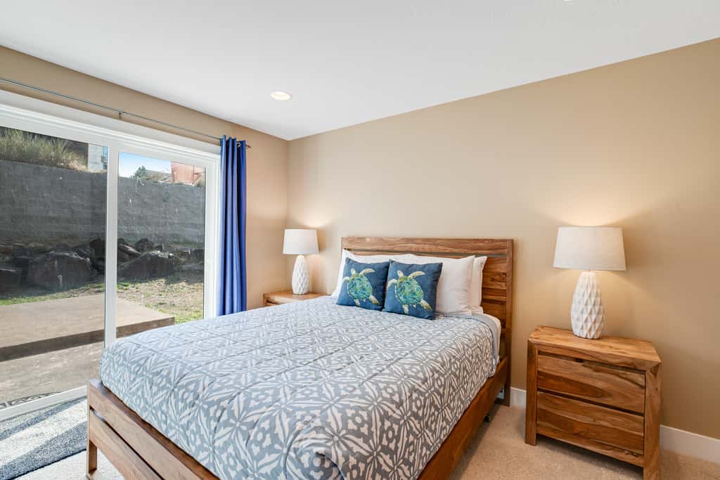 Dog friendly beach home ideal for entertaining with 2 fireplaces and great kitchen